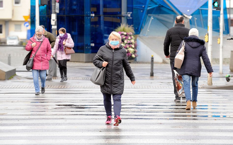 Luzowanie obostrzeń. Kiedy zniesiony zostanie nakaz noszenia maseczek na zewnątrz?