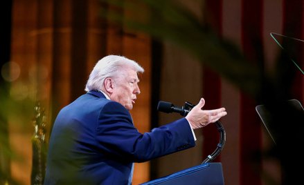 Zuzanna Dąbrowska: Spieszcie się kochać Trumpa