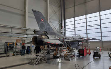 Pierwszy polski F-16C Jastrząb podczas przeglądu po 400 kolejnych godzinach lotu w bydgoskich zakład