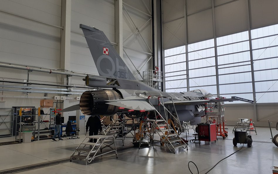 Pierwszy polski F-16C Jastrząb podczas przeglądu po 400 kolejnych godzinach lotu w bydgoskich zakład