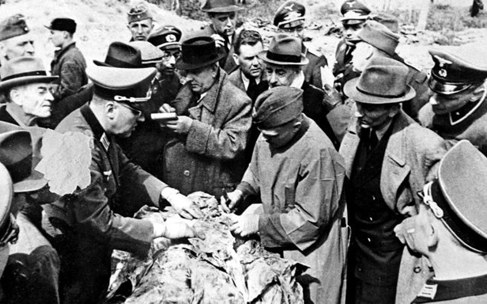 Niemieccy wojskowi i dziennikarze po odkryciu masowych grobów w Katyniu wiosną 1943 r.