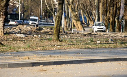 Zniszczenia na ziemi po rozbiciu się drona na obrzeżach Zagrzebia