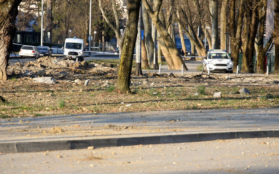 Zniszczenia na ziemi po rozbiciu się drona na obrzeżach Zagrzebia