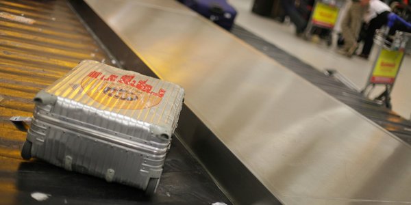 Nowy trend w sieci: Aukcje walizek zgubionych na lotniskach coraz popularniejsze