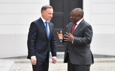 Prezydent Andrzej Duda oraz prezydent RPA Cyril Ramaphosa podczas powitania przed spotkaniem delegac