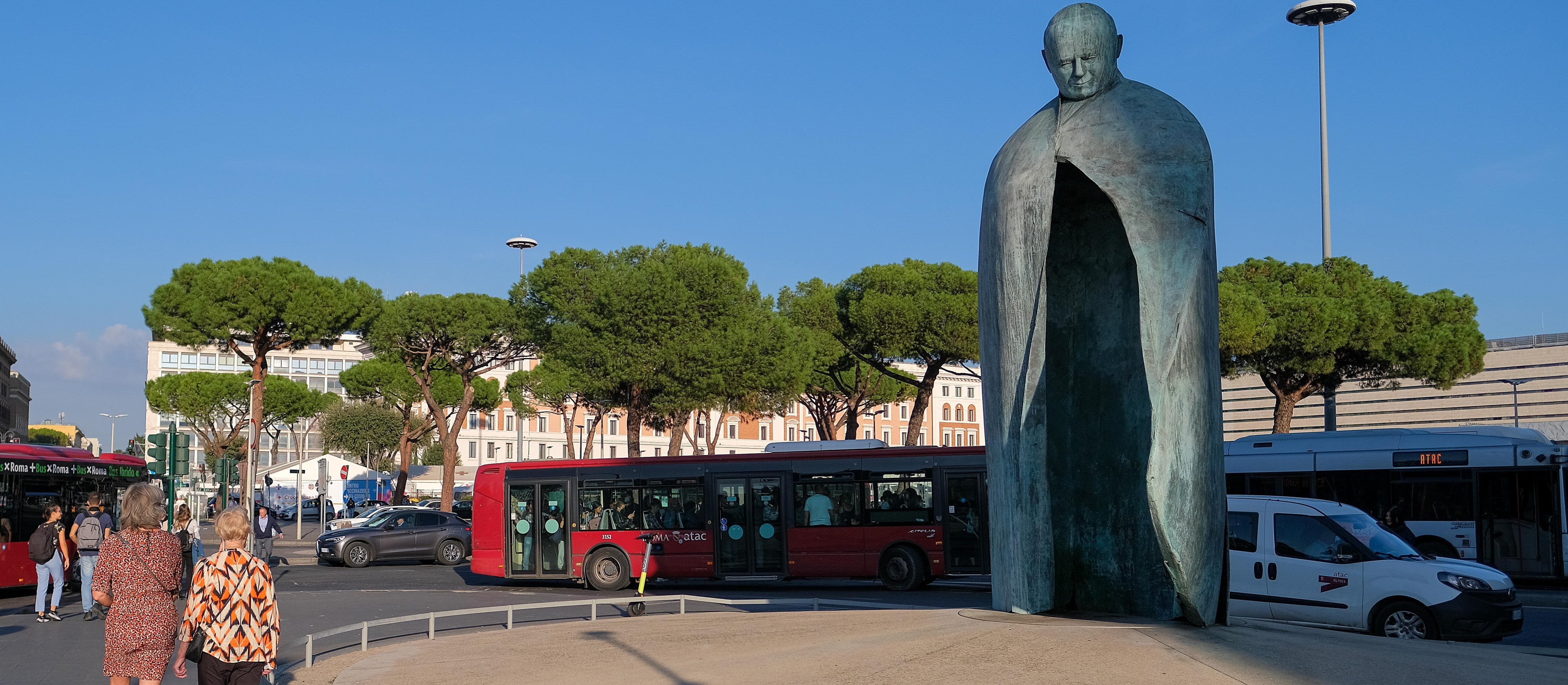 Pomnik Jana Pawła II w Rzymie zdewastowany. „Atak na symbol pokoju i pojednania”