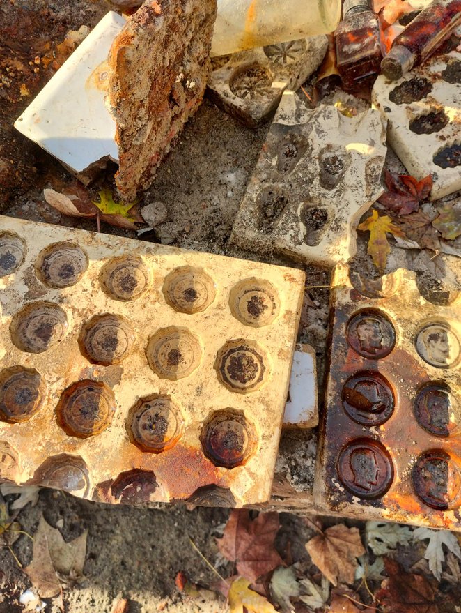 Ceramiczne formy do wyrobu pralinek odnalezione na terenie dawnej fabryki przy ul. Twardej 10