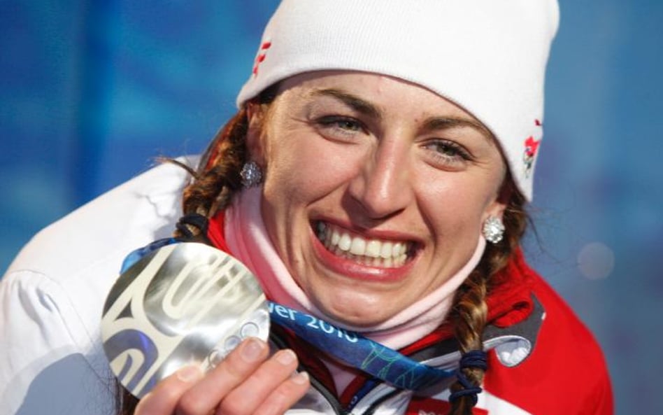 Justyna Kowalczyk ze srebrnym trofeum