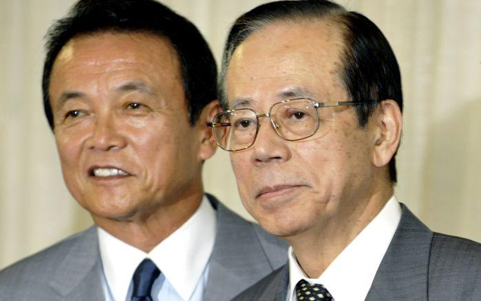 Yasuo Fukuda (z prawej) i Taro Aso - ustępujący i przyszły premier?