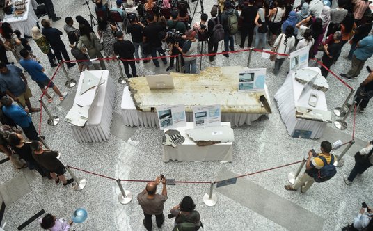 Wrak samolotu, który prawdopodobnie pochodzi z lotu MH370 Malaysia Airlines, został pokazany podczas