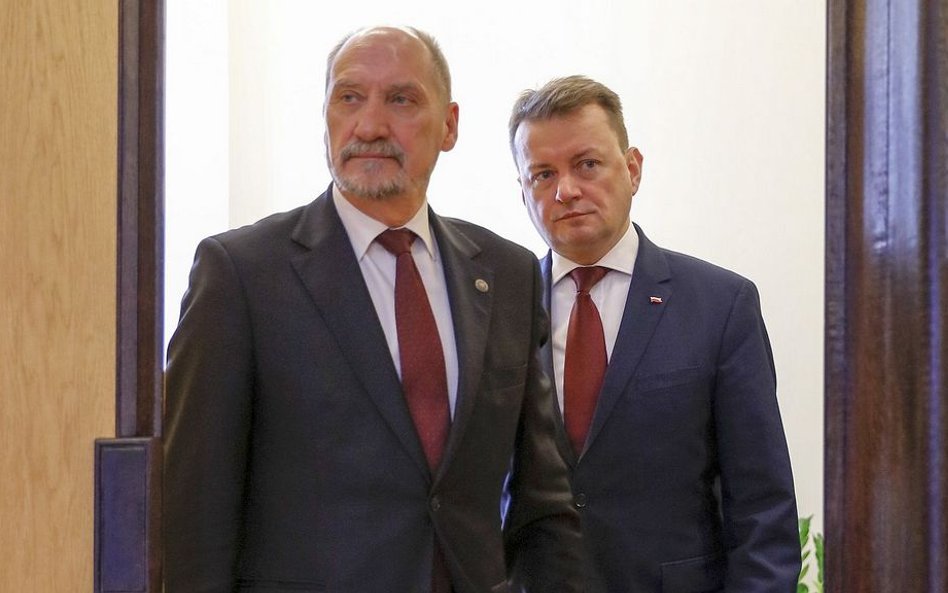 Były minister obrony narodowej Antoni Macierewicz i obecny szef MON Mariusz Błaszczak