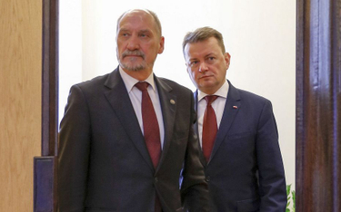 Były minister obrony narodowej Antoni Macierewicz i obecny szef MON Mariusz Błaszczak