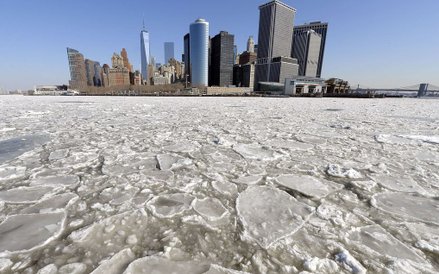 25 lutego, Nowy Jork. Widok na Dolny Manhattan od strony zamarzniętej East River. Rekordowe mrozy na