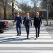 Liderzy KO, Donald Tusk, Borys Budka i Jan Grabiec, w drodze na poniedziałkowe spotkanie w KPRM