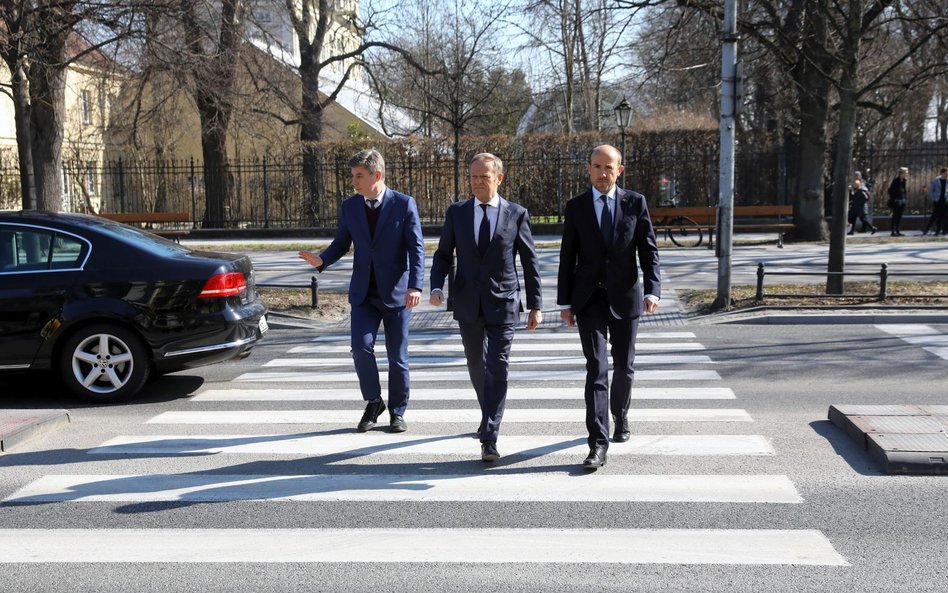 Liderzy KO, Donald Tusk, Borys Budka i Jan Grabiec, w drodze na poniedziałkowe spotkanie w KPRM