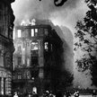 Płonie ich dom. Mieszkańcy budynku u zbiegu ulic Jasnej i Moniuszki uciekają z resztkami dobytku. Po