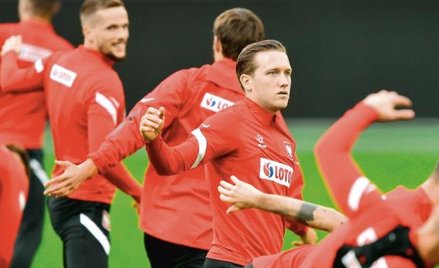 Piotr Zieliński (w środku, na treningu w Amsterdamie) jako jedyny obok Roberta Lewandowskiego jest n