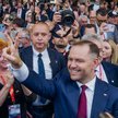 Karol Nawrocki w czasie kampanii. Za nim - szef jego ochrony ppłk Radziwon
