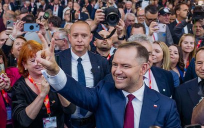 Karol Nawrocki w czasie kampanii. Za nim - szef jego ochrony ppłk Radziwon