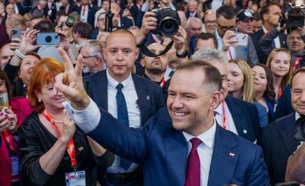 Karol Nawrocki w czasie kampanii. Za nim - szef jego ochrony ppłk Radziwon
