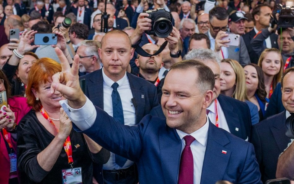 Karol Nawrocki w czasie kampanii. Za nim - szef jego ochrony ppłk Radziwon