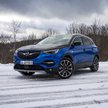 Opel Grandland X Hybrid4: SUV ładowany z gniazdka