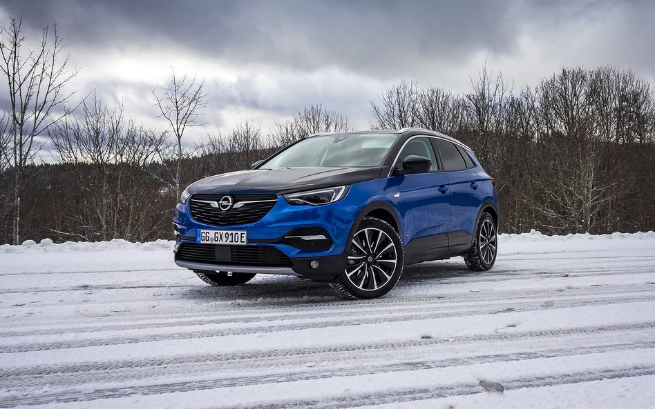 Opel Grandland X Hybrid4: SUV ładowany z gniazdka