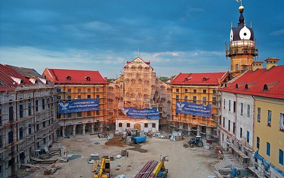 Zamek w Nieświeżu z wykonanym w prawosławnym stylu zwieńczeniem wieży