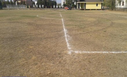 Piłkarskie boisko zniszczone przez kierowcę BMW podczas ćwiczeń z kontrolowanego poślizgu