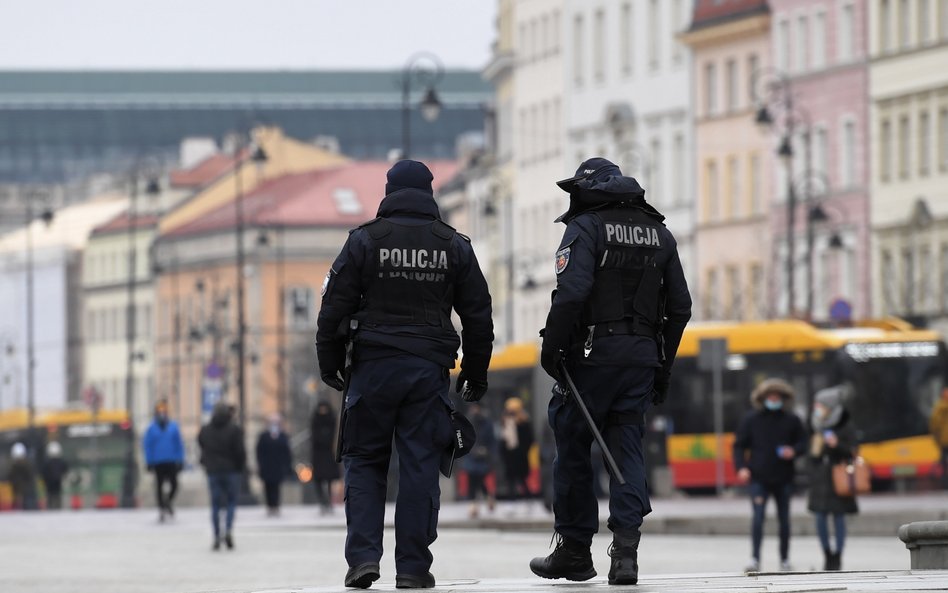 Patrol policji podczas kontroli pod kątem przestrzegania obostrzeń w centrum Warszawy