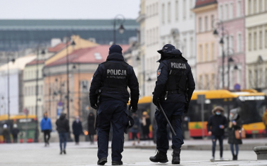 Patrol policji podczas kontroli pod kątem przestrzegania obostrzeń w centrum Warszawy