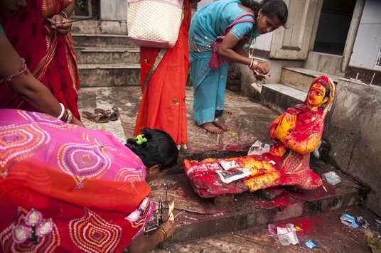 Hinduski zanoszące swe modły do bogini Sati. Kalkuta, 10 października 2016 r.