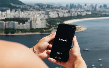 BeReal to aplikacja społecznościowa, która zachęca użytkowników do dzielenia się fragmentem swojego 