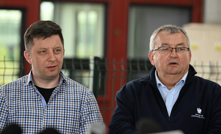 Minister infrastruktury Andrzej Adamczyk (P) oraz szef KPRM Michał Dworczyk (L)