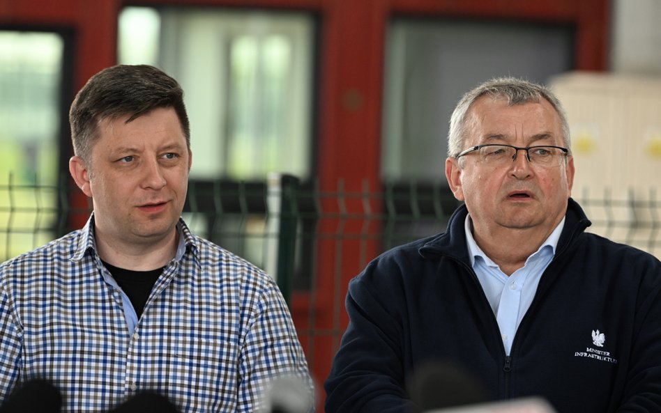 Minister infrastruktury Andrzej Adamczyk (P) oraz szef KPRM Michał Dworczyk (L)