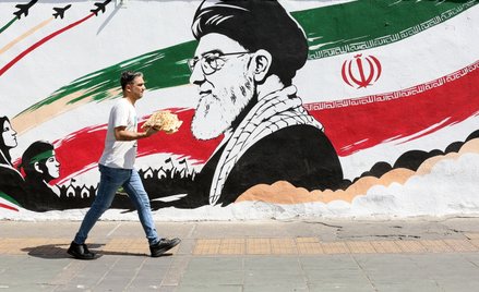 Mural w Teheranie, przedstawiający zmarłego najwyższego przywódcę Iranu, ajatollaha Alego Chameneieg