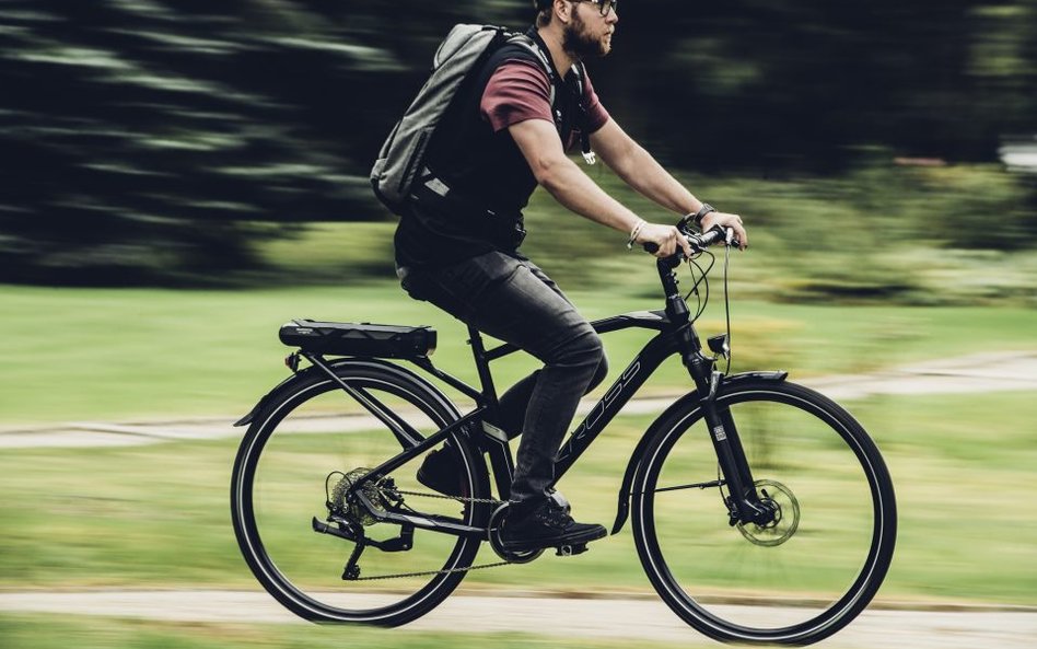 Wielka flota e-rowerów szturmuje okolice Paryża