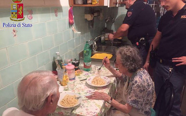 Przed kilkoma tygodniami włoscy policjanci zrobili obiad parze emerytów, którzy płakali z samotności
