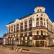 Hotel Bristol w dzisiejszej odsłonie o świcie, na rogu Krakowskiego Przedmieścia i Karowej w Warszaw