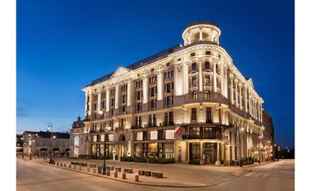 Hotel Bristol w dzisiejszej odsłonie o świcie, na rogu Krakowskiego Przedmieścia i Karowej w Warszaw