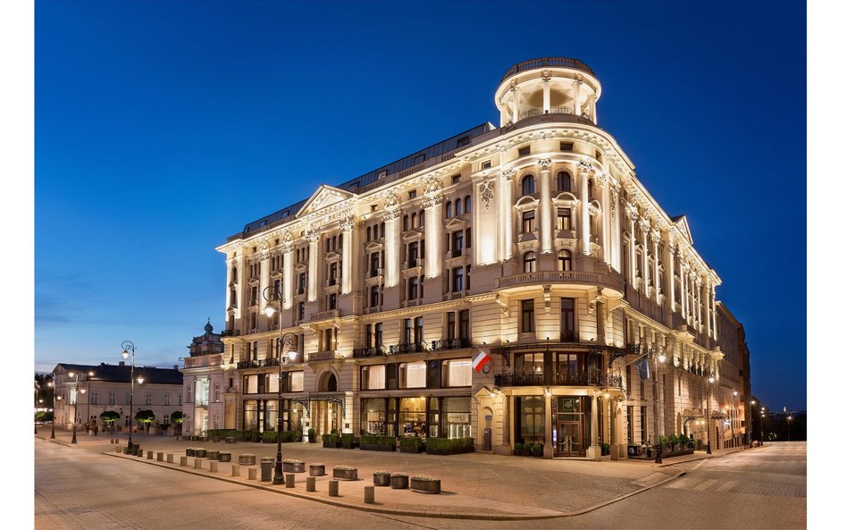 Hotel Bristol w dzisiejszej odsłonie o świcie, na rogu Krakowskiego Przedmieścia i Karowej w Warszaw