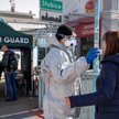 Sklepy dokładają się do walki z epidemią