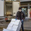 Ochronne maski noszą pracownicy wielu firm w całej Europie. Na zdjęciu: Mediolan
