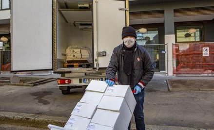 Ochronne maski noszą pracownicy wielu firm w całej Europie. Na zdjęciu: Mediolan