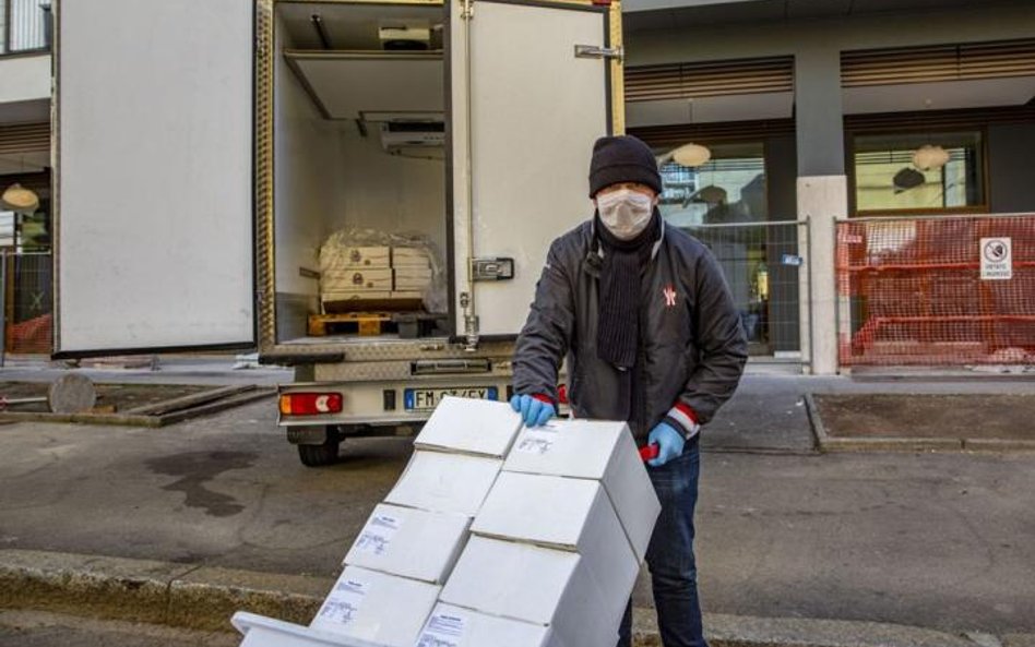 Ochronne maski noszą pracownicy wielu firm w całej Europie. Na zdjęciu: Mediolan