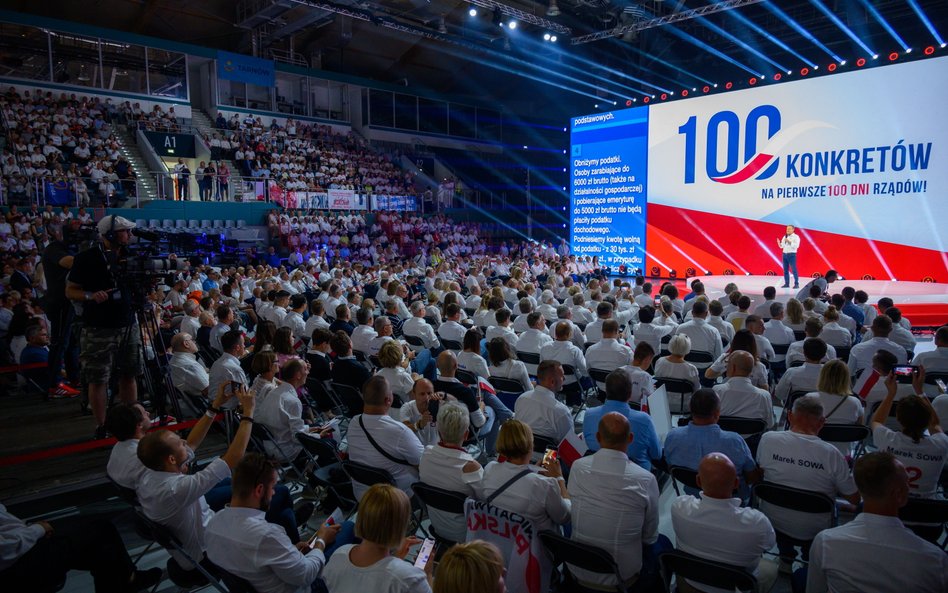 Przewodniczący Platformy Obywatelskiej Donald Tusk podczas konwencji programowej KO, odbywającej się