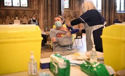 Wielka Brytania: Seniorzy dostaną trzecią dawkę szczepionki