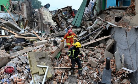 Zniszczony w wyniku rosyjskiego ostrzału dom w miejscowości Czuhujew na wschodzie Ukrainy