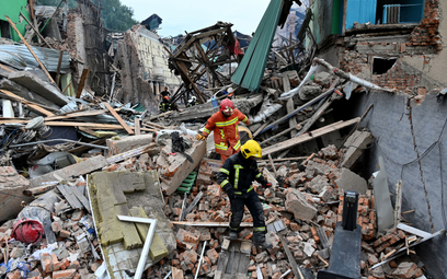 Zniszczony w wyniku rosyjskiego ostrzału dom w miejscowości Czuhujew na wschodzie Ukrainy