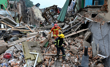 Zniszczony w wyniku rosyjskiego ostrzału dom w miejscowości Czuhujew na wschodzie Ukrainy